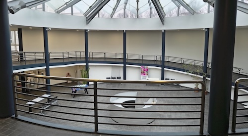 Atrio circolare con rampa elicoidale